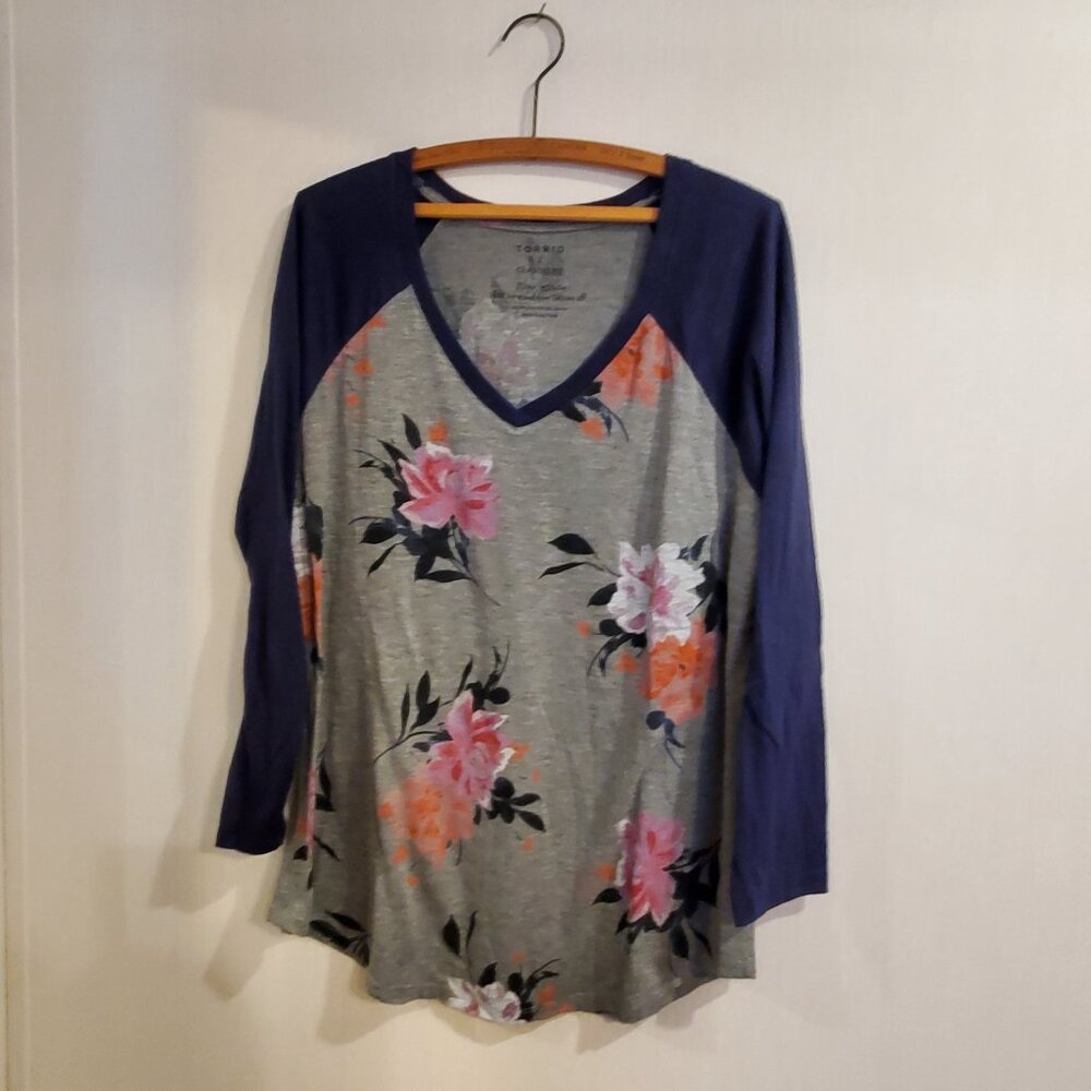 TORRID 2X Grey Floral with Navy 3/4 sleeves  tshirt.